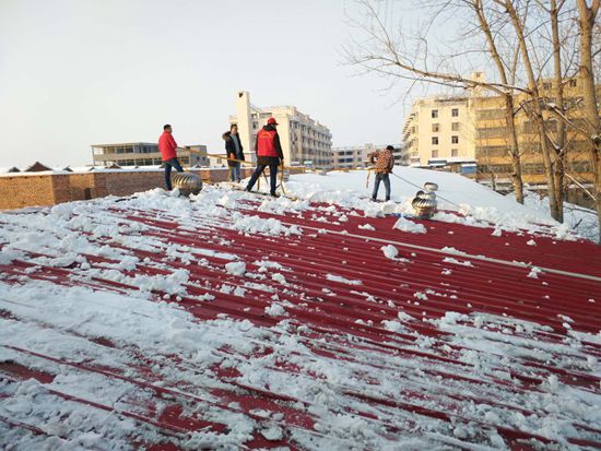 坟台镇志愿者服务队清理板房积雪_副本.jpg