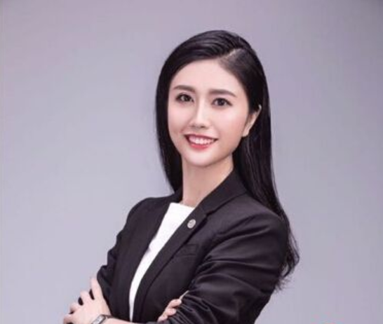 女律师张晴靠炫富火了 墙都不扶就扶你