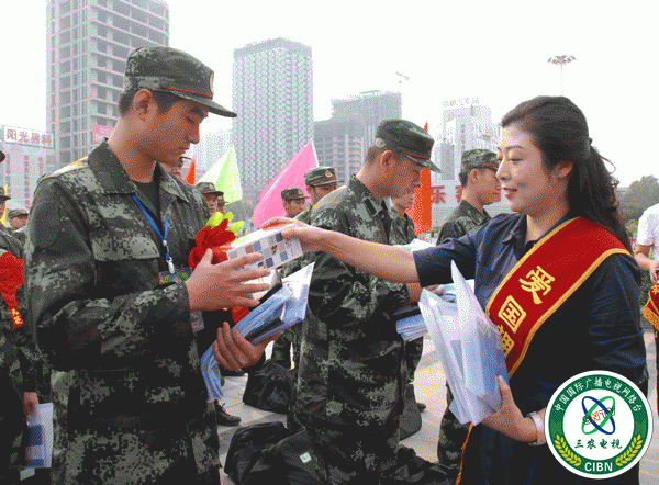 李继敏总裁向新兵赠送慰问品.gif