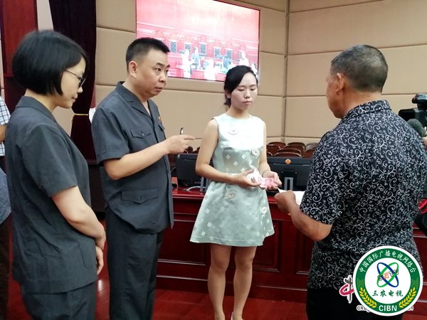 被告人当庭交付生态修复费用给翠屏区林业竹业局相关人员（摄影 赵晨希）.jpg