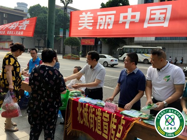 翠屏区区委曾从钦书记向过往群众发放宣传资料.JPG