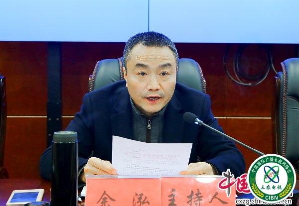2大安区委副书记、常务副区长余泓主持会议.jpg