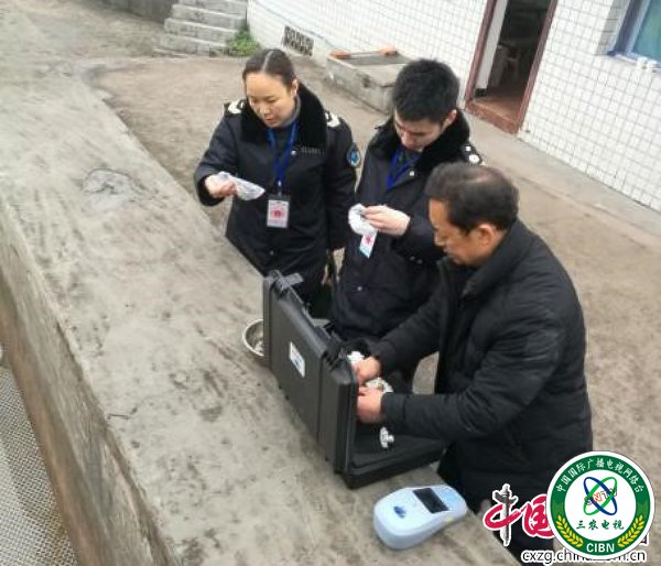 工作人员现场对水质进行检测.jpg