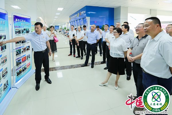 在民大安区营经济服务中心实地考察.jpg
