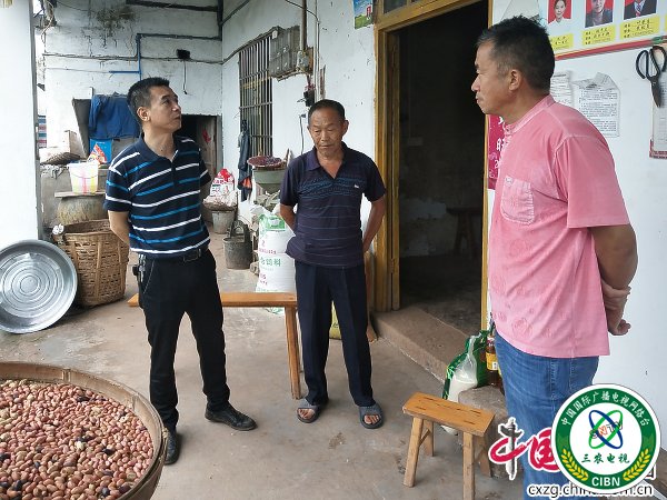 慰问贫困户.jpg