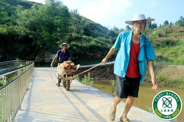 村民曹吉海和罗宏明在山水田园务工.jpg