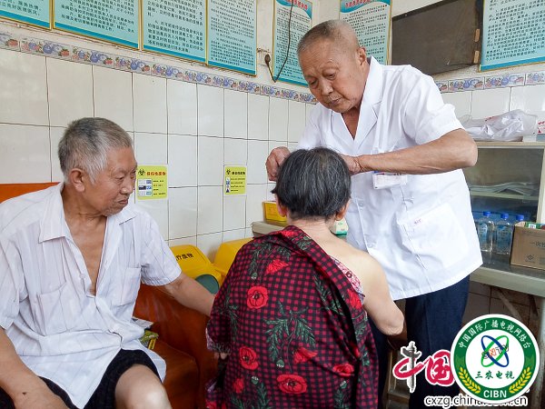 张老师为患者进行治疗.jpg