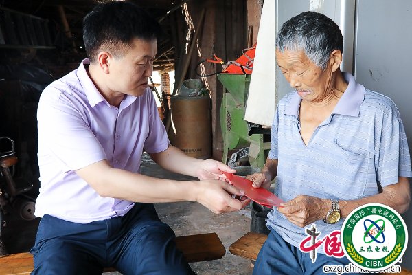陈伯於（左）慰问困难党员谷学发.jpg