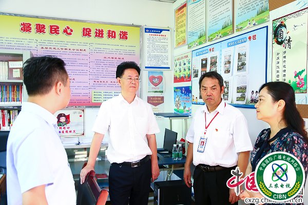 调研上田坝社区书屋及多功能活动室.jpg
