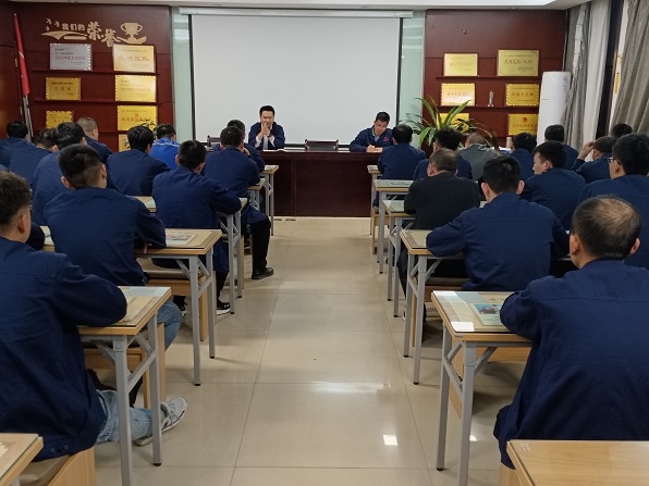 机电队队长组织职工事故案例学习-刘随平摄.jpg