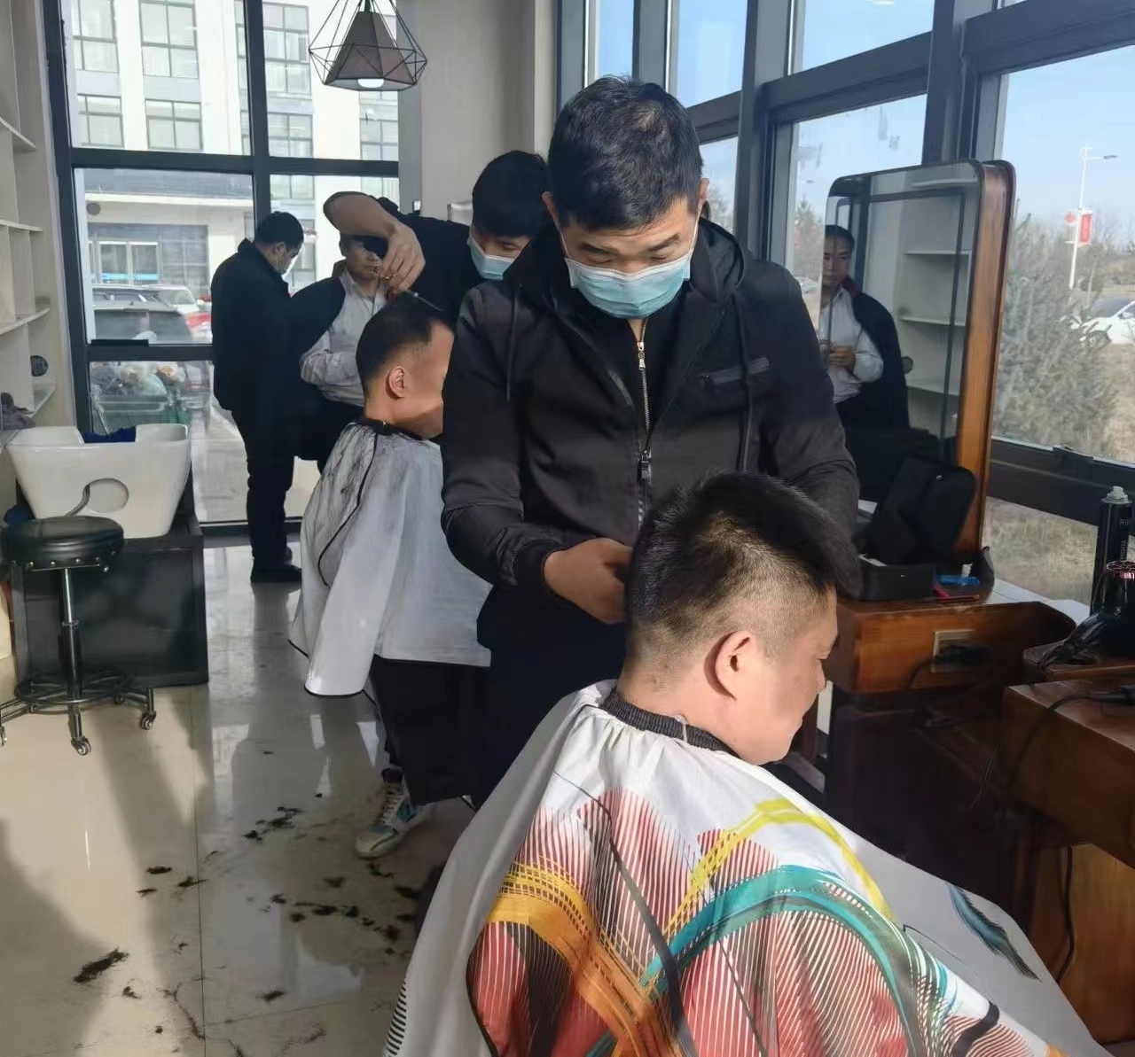 “爱心志愿者”免费理发.jpg
