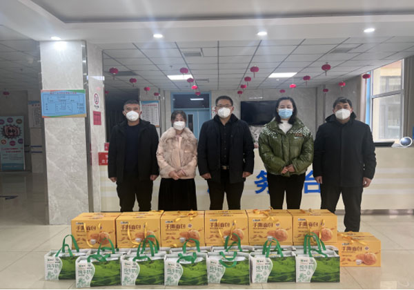 政府新春送温暖--特困老人过大年448.jpg