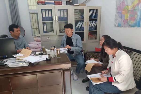 图为机关财政干部到乡镇调查研究“三资”管理情况_副本.jpg